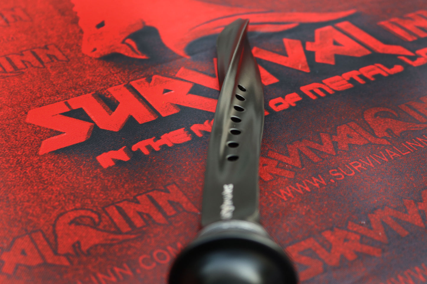 Micro-serrations and hole on the surface of the twisted tri-dagger blade